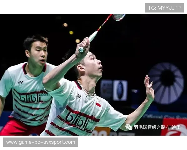 UFC锁技成功，对手拍地速度比闪电还快